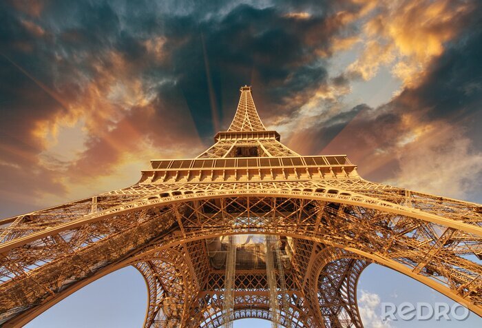 Poster  Belle vue sur la Tour Eiffel à Paris avec des couleurs de coucher du soleil