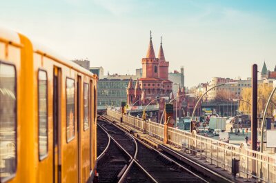 Poster  Berlin avec un train jaune sur un pont au premier plan