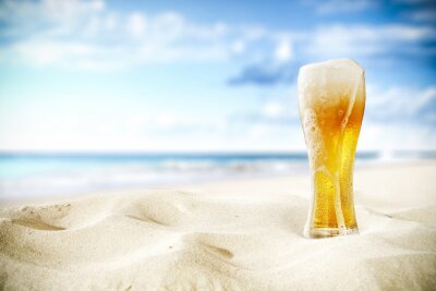 Bière dans un verre sur la plage