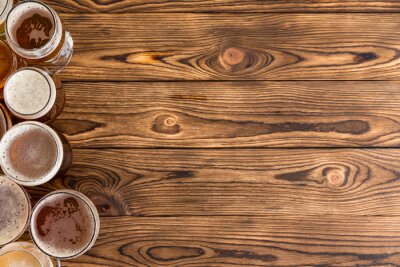 Bière sur une table en bois