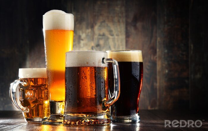 Poster  Bières présentées sur un fond en bois