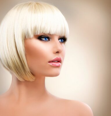 Blonde Girl Portrait. Cheveux blonds. Coiffure. Élégant Make-up