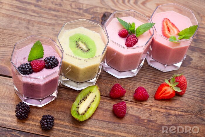 Poster  Boissons smoothies fraise, mûre, kiwi, framboise