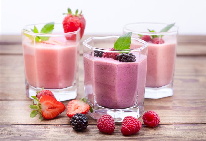 Poster  Boissons smoothies fraise, mûre, kiwi, framboise