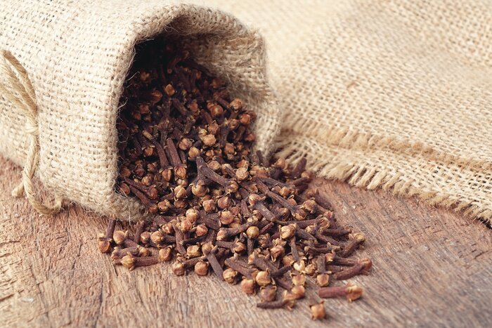 Poster  Boules de fleurs de clou de girofle séchées aromatiques en sac de sac