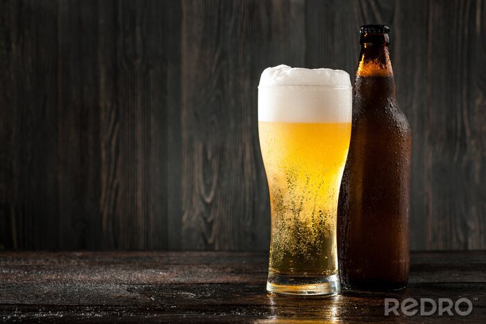 Poster  Bouteille de bière et verre rempli