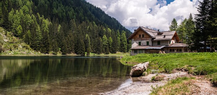 Poster  Cabane au bord du lac dans les montagnes