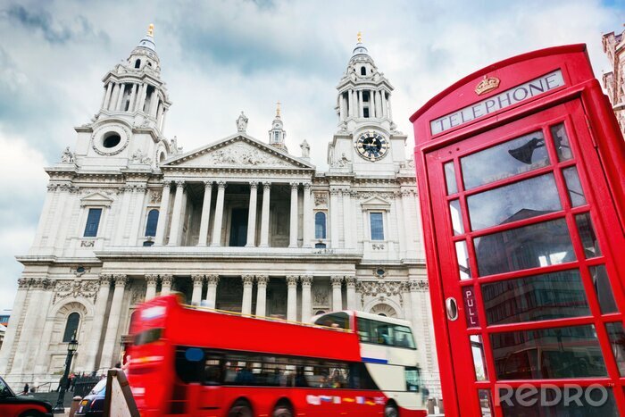 Poster  Cabine rouge sur fond d'architecture