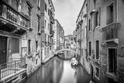 Canal noir et blanc à Venise