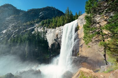 Cascade dans les montagnes