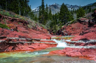 Poster  Cascade entourée de roches rouges