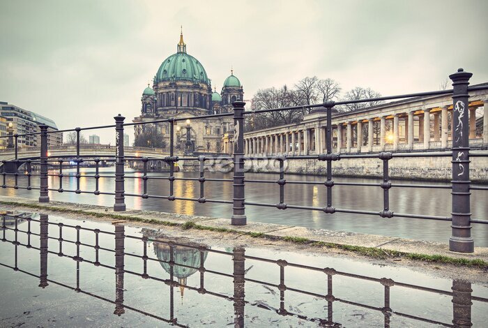 Poster  Cathédrale de Berlin par une journée nuageuse et pluvieuse