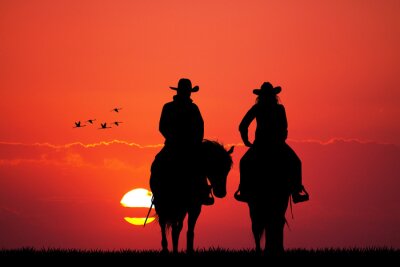 Cavaliers à cheval au coucher du soleil