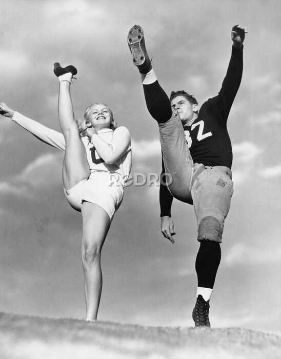 Poster  Cheerleader et joueur de football dans une photo rétro vintage