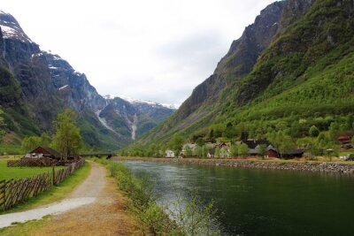 Chemin et rivière entre les montagnes