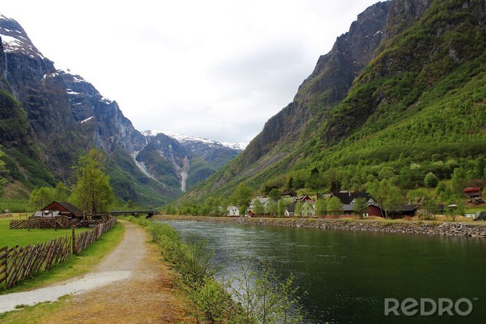 Poster  Chemin et rivière entre les montagnes