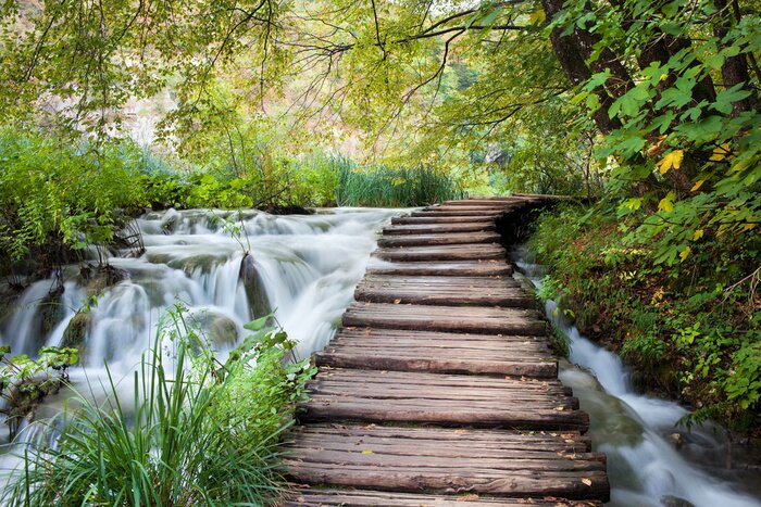 Poster  Chute d'eau et plate-forme en bois