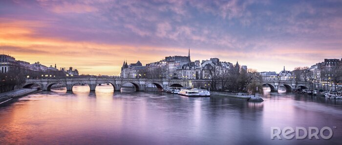 Poster  Ciel mauve sur le fleue parisien