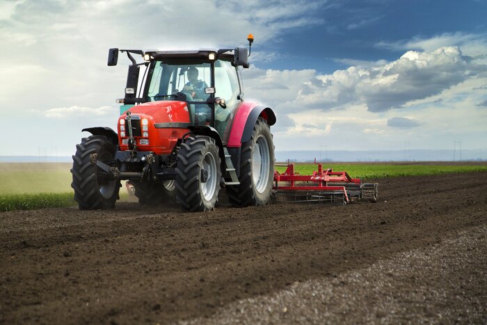 Poster  Close-up de la zone rouge de cultiver de tracteur agricole