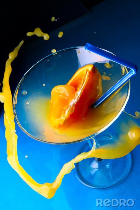 Poster  Cocktail orange avec une paille