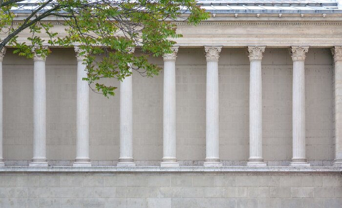Poster  Colonnes claires près d'un immeuble
