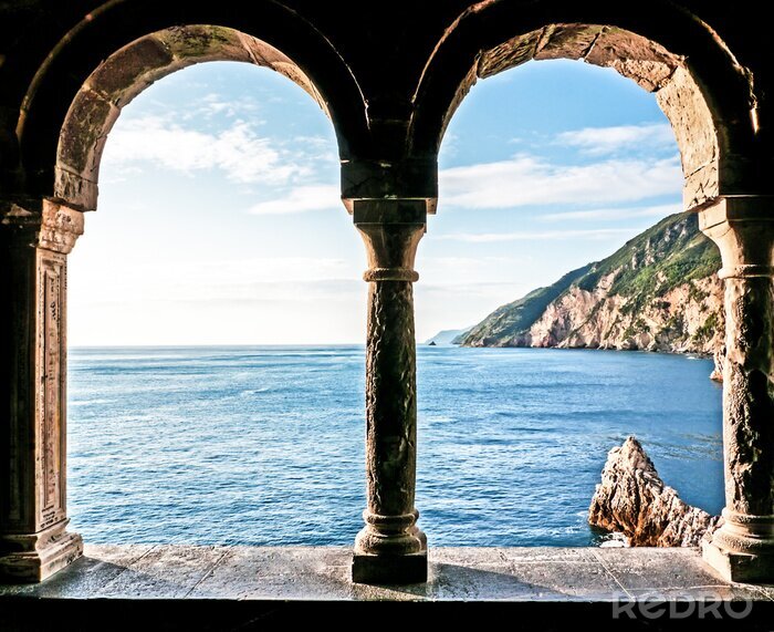Poster  Colonnes en pierre paysage maritime
