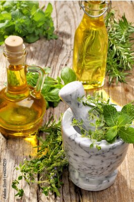 Poster  Composition d'herbes fraîches avec une bouteille d'huile d'olive