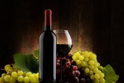 Poster  Composition de verre, bouteille de vin rouge et de raisins frais