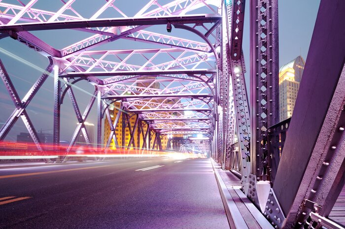 Poster  Construction éclairée d'un pont moderne