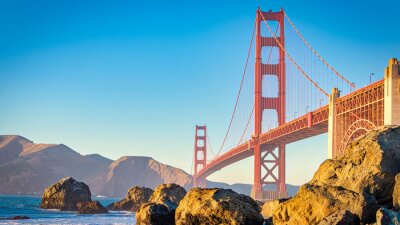 Côte rocheuse et pont à San Francisco