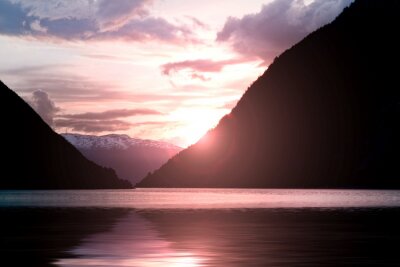 Coucher de soleil rose entre les fjords