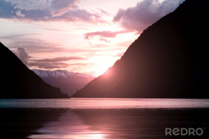 Poster  Coucher de soleil rose entre les fjords