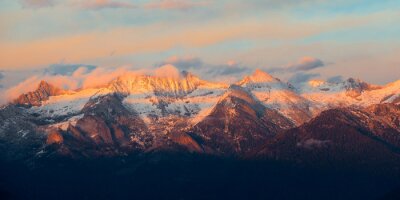 Coucher de soleil sur des pics montagneux enneigés