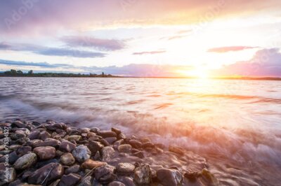 Poster  Coucher de soleil sur le rivage rocheux