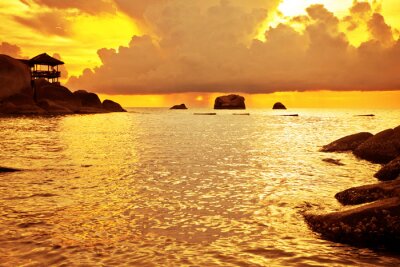 Coucher de soleil tropical dans la mer . Thaïlande