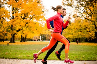 Couple de jogging à l'automne la nature