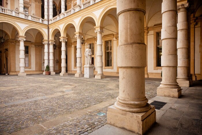 Poster  Cour au milieu des colonnes