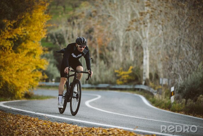 Poster  Coureur cycliste professionnel en action. Hommes cyclisme VTT au coucher du soleil.