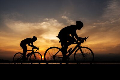 Poster  Cyclistes sur fond de coucher de soleil