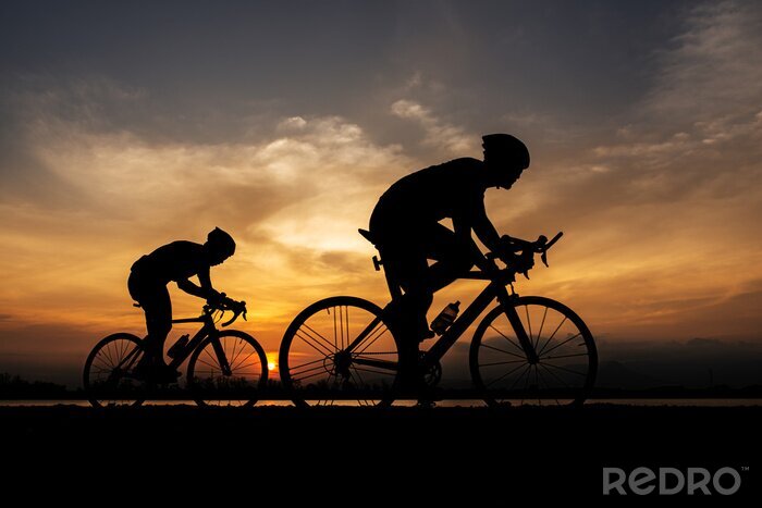 Poster  Cyclistes sur fond de coucher de soleil