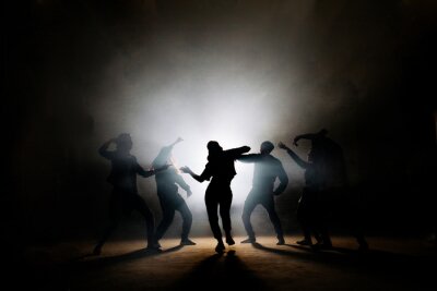 Poster  Danse et danseurs éclairés par des lampes halogènes