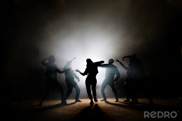 Poster  Danse et danseurs éclairés par des lampes halogènes