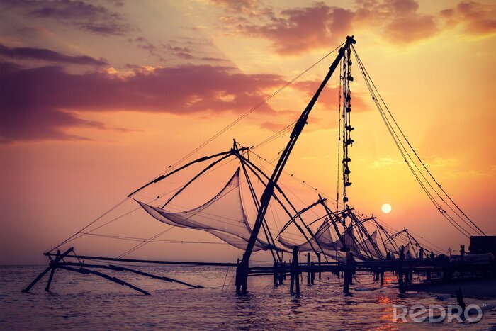 Poster  Des filets de pêche chinois sur le coucher du soleil. Kochi, Kerala, Inde