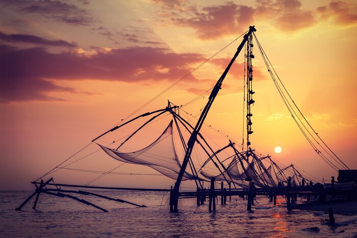 Poster  Des filets de pêche chinois sur le coucher du soleil. Kochi, Kerala, Inde