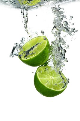 Poster  Des moitiés de citron vert flottant dans l'eau
