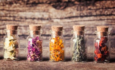 Poster  Des pots d'herbes séchées et de fleurs sur bois