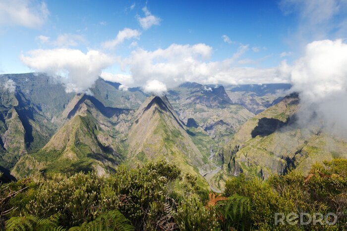 Poster  Des sommets de montagne dans les nuages