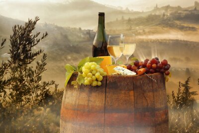 Poster  Des verres de vin sur un tonneau en bois en Toscane