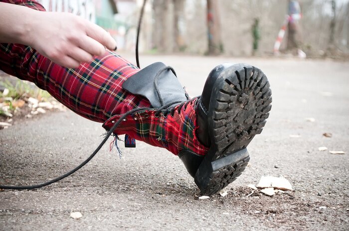 Poster  Détail chaussure style punk rock tissus écossais