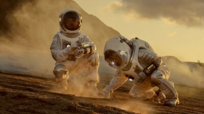Deux astronautes collectant des échantillons de sol
